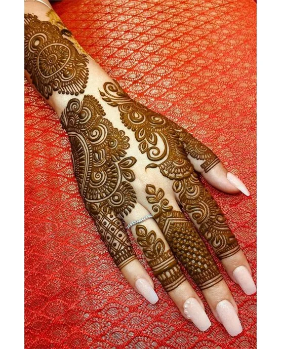Glamorous Trail And Wreath Along Back Hand Mehndi Design Glamorous Trail And Wreath Along Back Hand Mehndi Design